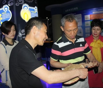 江西省農(nóng)業(yè)廳副廳長(zhǎng)萬(wàn)國(guó)根蒞臨仙客來(lái)公司調(diào)研