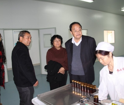 陳若蕓研究員考察仙客來有機靈芝全產業(yè)鏈可視工廠