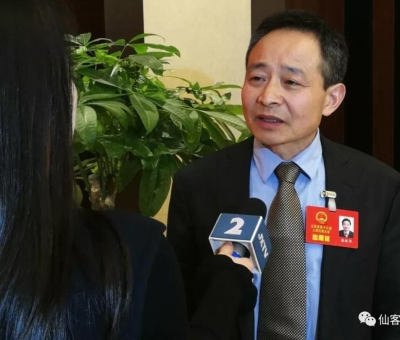 兩會上提了什么？這位人大代表再成各路媒體追逐焦點！