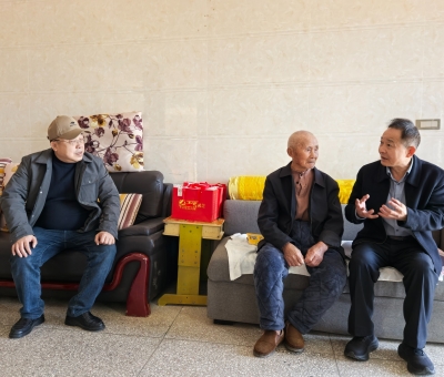 情暖烈屬！潘新華等愛心人士走訪慰問黃治仁烈士家屬